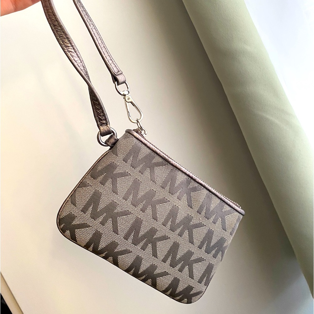 Micheal Kors Wristlet Wallet